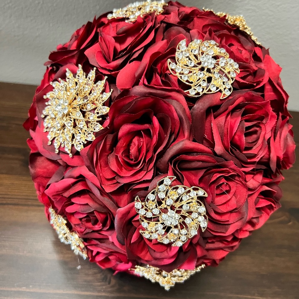 Elegant Red Rose Quinceañera Bouquet with Gold Accents